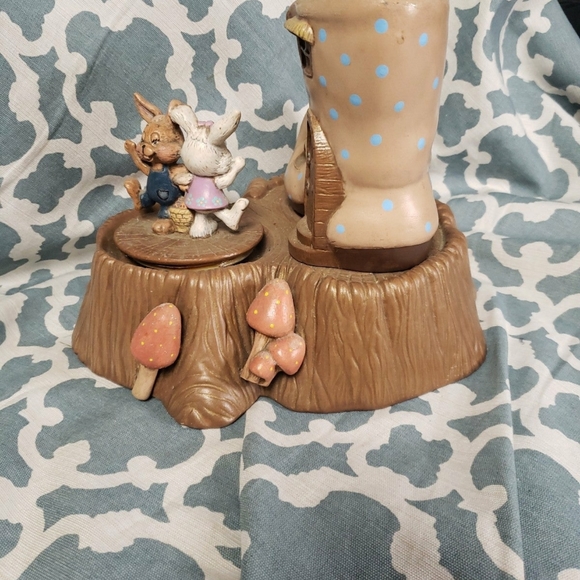 Vintage 1983 Kimple Ceramic piece with music box and moving dancing rabbits. - Picture 3 of 6